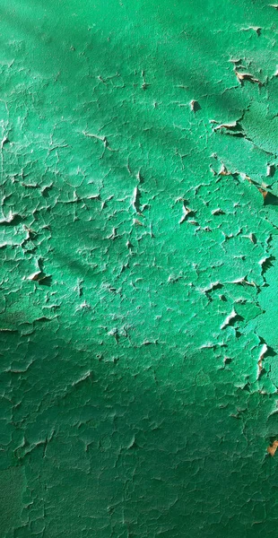 Peinture verte fissurée sur le mur d'une maison en bois — Photo