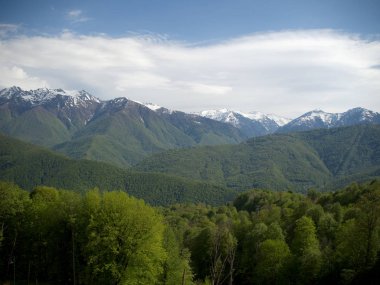 Krasnaya Polyana yükseklikte kar ile güzel yeşil dağlar aşağıda ve dağlar