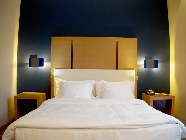 Stor säng i hotellrummet Novotel. Ryssland Sochi 05.10.2019 — Stockfoto