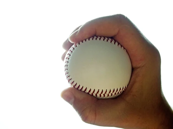 Pelota de béisbol en mano masculina sobre fondo blanco —  Fotos de Stock