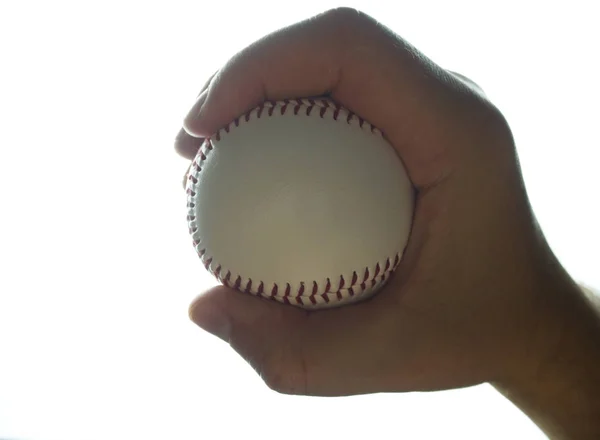 Honkbal bal in mannelijke hand op witte achtergrond — Stockfoto