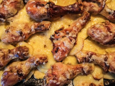 Peynir ve patates closeup ile Fırında tavuk baget