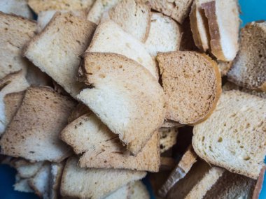 Mavi plastik bir kapta ekmekyapılmış kraker