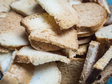 Mavi plastik bir kapta ekmekyapılmış kraker
