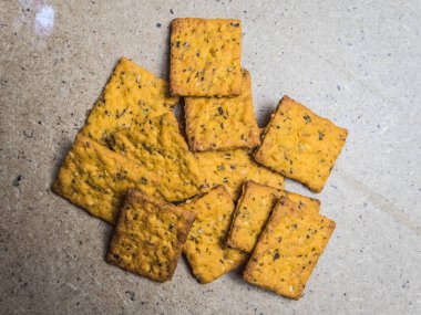 Evin ahşap yüzeyinde lezzetli kraker