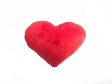 Beyaz arka planda yumuşak oyuncak kırmızı kalp