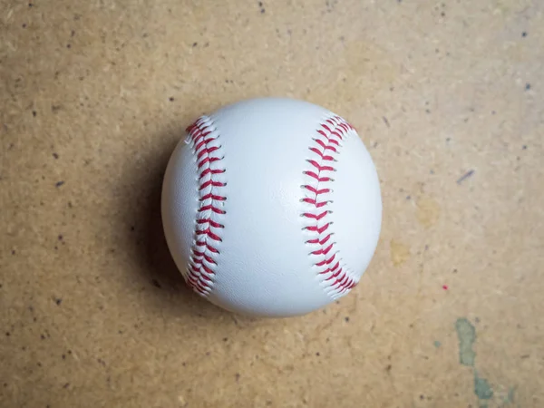 Witte honkbal bal met rode draden op een houten ondergrond — Stockfoto