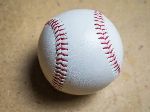 Witte honkbal bal met rode draden op een houten ondergrond — Stockfoto