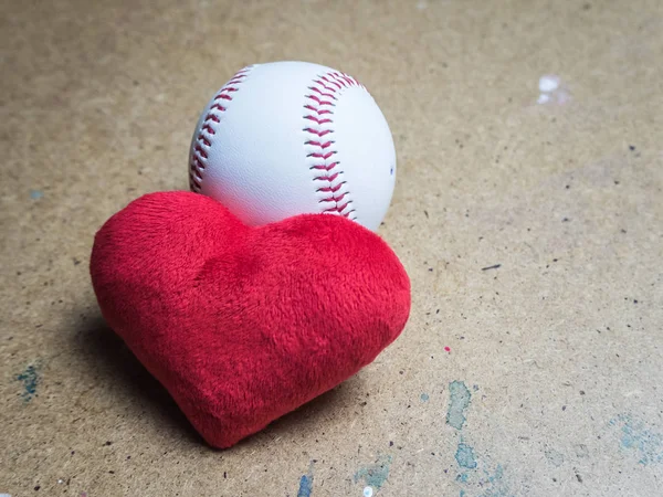 Piłka baseballowa z czerwonym sercem na drewnianej powierzchni — Zdjęcie stockowe