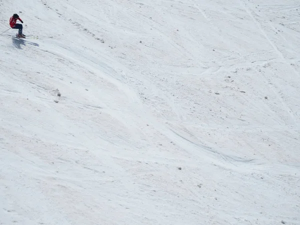 Skidåkare instruktör lär sig att rida en orm på en sluttning. Ryssland Sochi 05.11.2019 — Stockfoto