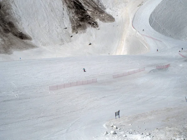 Lyžařské středisko skalnaté hory Gorky-Gorod. Snowboardista jezdí na trati. Ruská Sochi 05.11.2019 — Stock fotografie