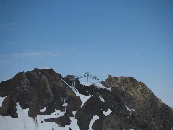 Rocky Mountains skidort Gorky-Gorod. Skidliftarna. Ryssland Sochi 05.11.2019 — Stockfoto