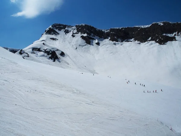 落基山脉滑雪胜地高尔基戈罗德。山上的滑雪者。俄罗斯 索契 05.11.2019 — 图库照片