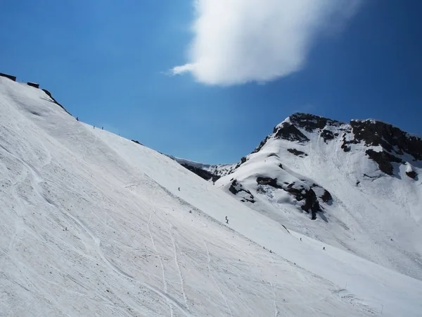 落基山脉滑雪胜地高尔基戈罗德。山上的滑雪者。云微的甲氧玉石。俄罗斯索契 — 图库照片