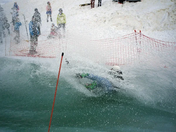 Vodní soutěž snowboardingu v plavkách v lyžařském letovisku Gorki-Gorod. Ruská Sochi 05.11.2019 — Stock fotografie