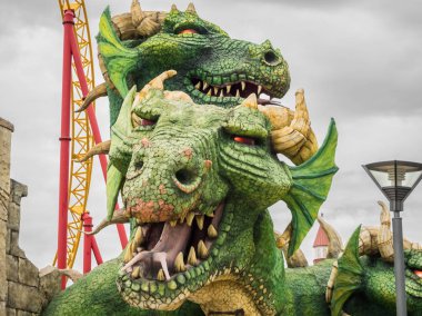 İki el yapımı ejderha kafaları eğlence parkı Sochi