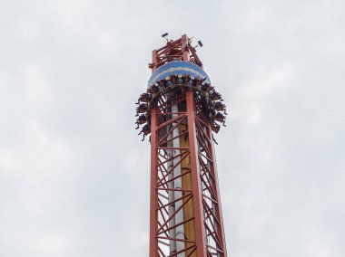 Soçi parkında bulutlar ile gökyüzüne karşı insanlarla yüksek cazibe