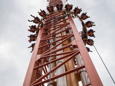 Soçi parkında bulutlar ile gökyüzüne karşı insanlarla yüksek cazibe