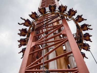 Soçi parkında bulutlar ile gökyüzüne karşı insanlarla yüksek cazibe