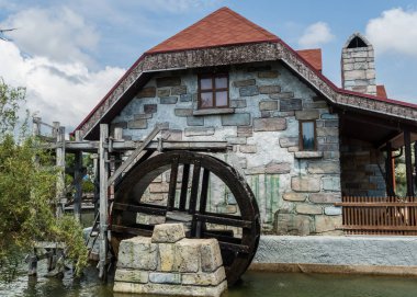 Park Rusya Soçi 22 06 2019 bir taş evin arka plan ahşap su çarkı
