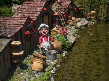 Park Rusya Soçi 06 22 2019 gnomes, aşçılar ve küçük evler heykelcikler ile güzel yapay gölet