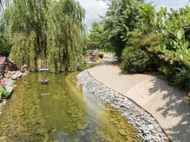 Park Rusya Soçi 06 22 2019 gnomes, aşçılar ve küçük evler heykelcikler ile güzel yapay gölet