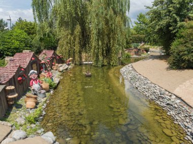 Park Rusya Soçi 06 22 2019 gnomes, aşçılar ve küçük evler heykelcikler ile güzel yapay gölet