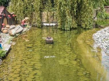 Park Rusya Soçi 06 22 2019 gnomes, aşçılar ve küçük evler heykelcikler ile güzel yapay gölet