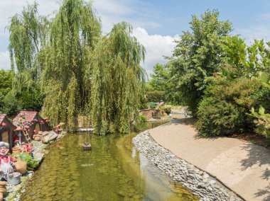 Park Rusya Soçi 06 22 2019 gnomes, aşçılar ve küçük evler heykelcikler ile güzel yapay gölet