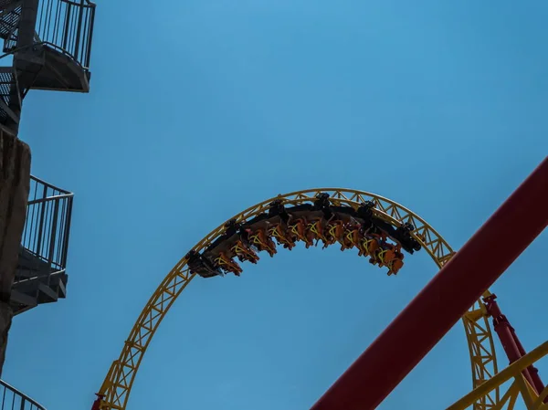 Ludzie jeździć na przejażdżkę na Roller Coaster Park Soczi — Zdjęcie stockowe
