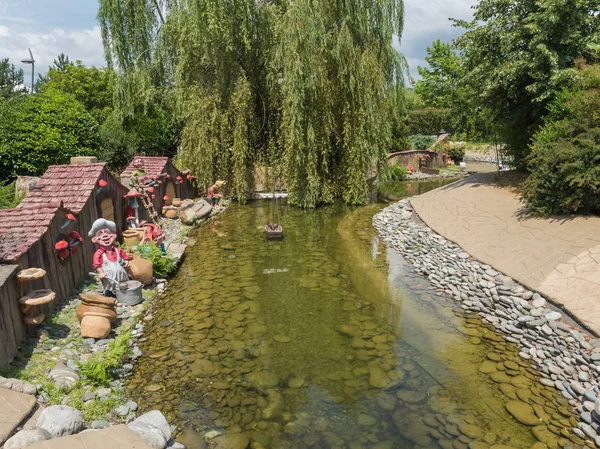 Park Rusya Soçi 06 22 2019 gnomes, aşçılar ve küçük evler heykelcikler ile güzel yapay gölet
