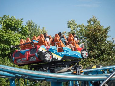 İnsanlar araba cazibesine binerler. Rusya Soçi 06 22 2019