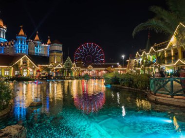 Cazibe arka planda akşam aydınlatma ile suni gölet. Rusya Soçi 06 22 2019