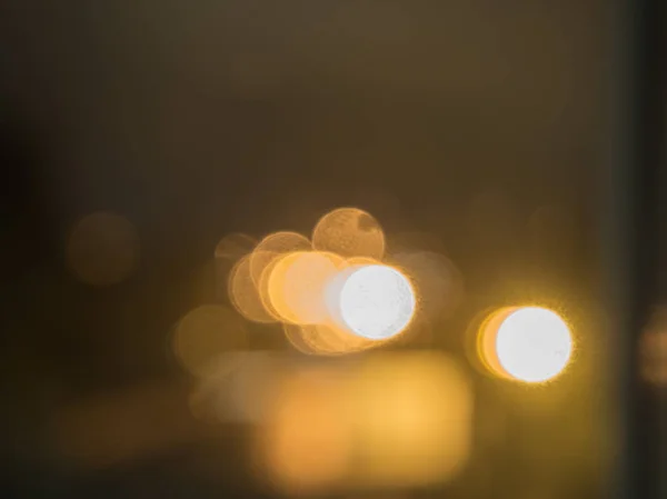 Bello bokeh da lampioni su strada di sera — Foto Stock