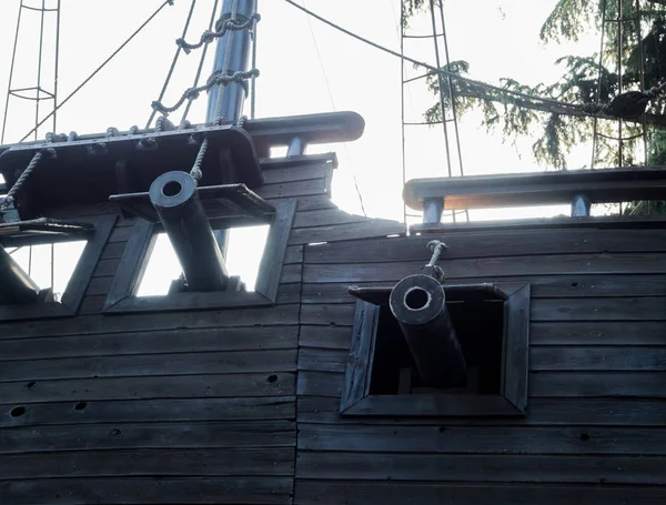 Drewniany statek z bronią. Park Riviera Soczi — Zdjęcie stockowe