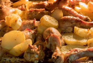 Fırında fırında patates ile iştah açıcı tavuk