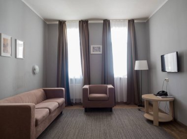 Gri bir duvar rosa Khutor üzerinde kanepe ve koltuk Tv ile otel odası. Rusya Soçi 08 04 2019