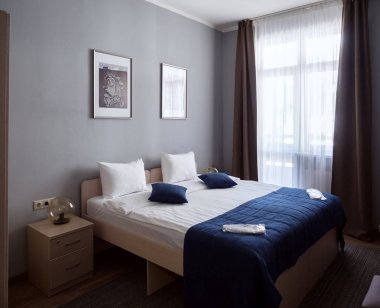 Hotel 28 oda Rosa Khutor büyük çift kişilik yatak. Rusya Soçi 08 04 2019