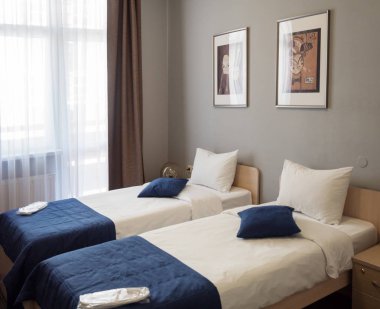 Rosa Khutor'daki Hotel 28'in duvarında iki yatak ve resim var. Rusya Soçi 08 04 2019