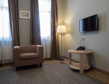 Gri bir duvar rosa Khutor üzerinde kanepe ve koltuk Tv ile otel odası. Rusya Soçi 08 04 2019