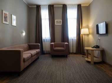 Gri bir duvar rosa Khutor üzerinde kanepe ve koltuk Tv ile otel odası. Rusya Soçi 08 04 2019