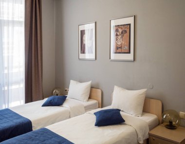 Rosa Khutor'daki Hotel 28'in duvarında iki yatak ve resim var. Rusya Soçi 08 04 2019