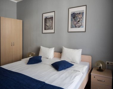 Hotel 28 oda Rosa Khutor büyük çift kişilik yatak. Rusya Soçi 08 04 2019