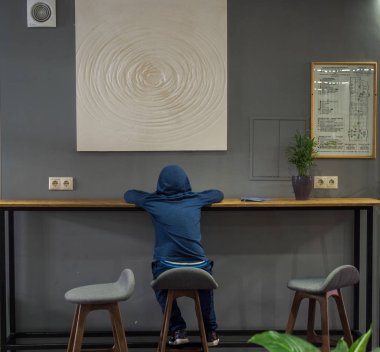 Bir çocuk bir masada oturur ve Rosa Khutor Hotel 28 lobisinde çizer. Rusya Soçi 08 04 2019