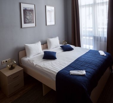 Hotel 28 oda Rosa Khutor büyük çift kişilik yatak. Rusya Soçi 08 04 2019