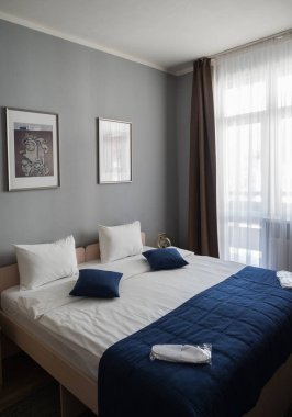 Hotel 28 oda Rosa Khutor büyük çift kişilik yatak. Rusya Soçi 08 04 2019