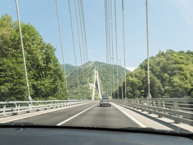 Krasnaya Polyana yolunda süspansiyon kablo-kaldı köprü. 