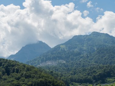 Soçi'nin kırmızı çayırında bulutlarda güzel dağlar