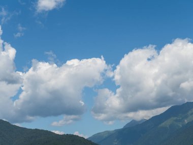 Soçi'nin kırmızı çayırında bulutlarda güzel dağlar