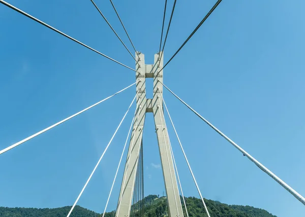 Zavěšovací kabel-zůstal most na silnici do Krasnaya Polyany — Stock fotografie